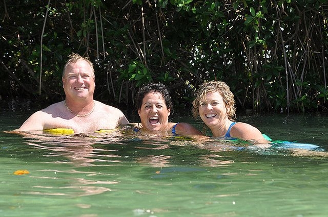  Schwimmen mit Freunden 